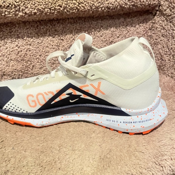 Beautiful size 9 White and Black Gore-Tex Nike Sneakers with Orange Accents. - Picture 8 of 15